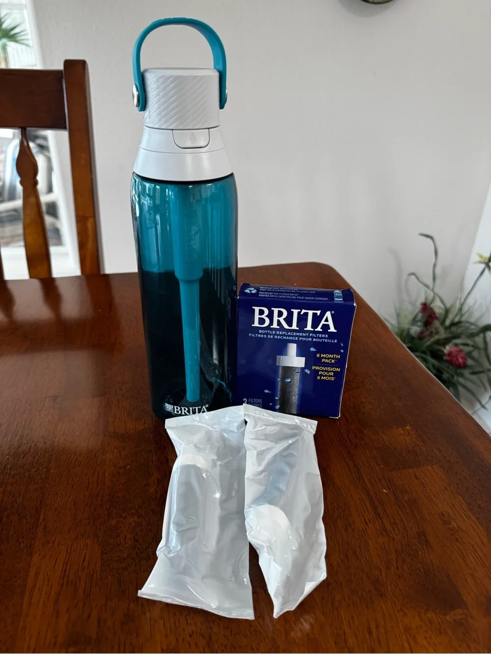 Brita Teal and White Refillable Water Bottle with Handle and 2 new filters
